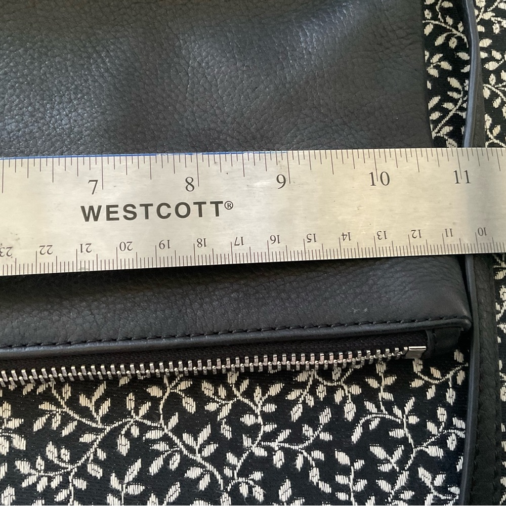 MARGOT PEBBLED LEATHER FOLD OVER BAG MULTIPLE ZIPPERS ADJUST CROSSBODY STRAP - Picture 12 of 12